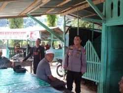 Tinjau Desa Rawan Banjir, Kapolsek XIII Koto Kampar Ingat Warga Pinggiran Sungai Agar Selalu Waspada