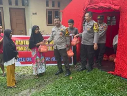 Kapolsek Senapelan Bagikan Bansos Kepada 25 Warga Terdampak Banjir