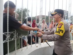 Aksi Humanis Kapolresta Pekanbaru, Bagikan Buah dan Minuman Kepada Peserta Unjuk Rasa