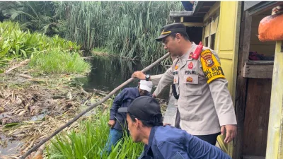 Mandi Keringat, Bersih-bersih Kanal Mencapai 1 Kilometer, Kapolsek Siak Kecil dan Warga Wujudkan Pemilu Damai 2024