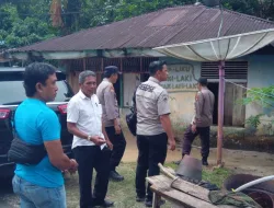 Kasat Reskrim Bersama Kasi Propam Polres Kuansing dan Satpol PP Kuansing Cek Lokasi Banjir Yang Terjadi Di Desa Petapahan Kecamatan Gunung Toar