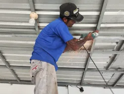 KEMBANGKAN KETERAMPILAN, WBP LAKSANAKAN PEMASANGAN KANOPI DI HALAMAN UTAMA RUTAN BANGIL