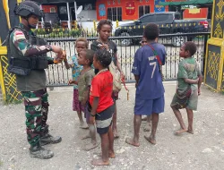 Satgas 330 Tri Dharma Bagikan Gula-gula, Anak-anak Intan Jaya Tersenyum Bahagia