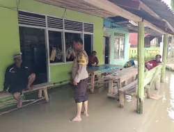 Peduli Korban Banjir, Sat Binmas Polres Kuansing Berikan Bantuan Sembako ke Masyarakat