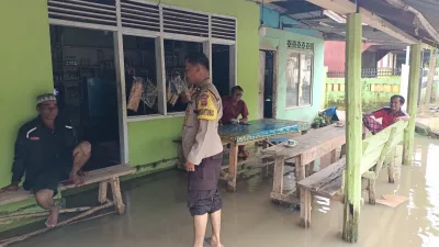 Peduli Korban Banjir, Sat Binmas Polres Kuansing Berikan Bantuan Sembako ke Masyarakat 