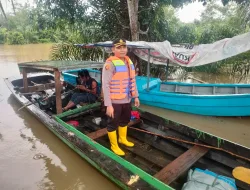Beri Bantuan, Wujud Kepedulian Kapolres Kuansing Beserta Jajaran Kepada Warga Terdampak Banjir