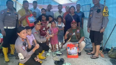 Polri Peduli Banjir, Kapolresta Pekanbaru Pimpin Bakti Sosial dan Beri Bantuan