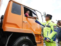 Kapolda Riau Tinjau Lokasi Banjir dan Serahkan Bantuan Untuk Masyarakat Terdampak Banjir