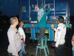 Polres Kampar Kawal Ketat Kedatangan Logistik Pemilu 2024 di Gudang KPU 