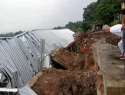 Pihak Kepolisian Polsek Cijeruk Polres Bogor dan Instansi Terkait  Cek TKP  Longsor Turap Penahan Tebing Stasiun Kereta Maseng Kp Gembrong Kec Cigombong