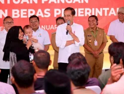 Kunjungi Gudang Bulog GBB Umbul Tengah, Presiden Cek Stok Beras dan Salurkan Bantuan Pangan