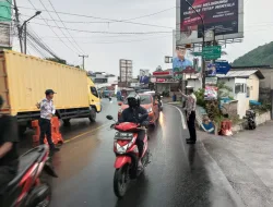 Personil Polsek Ciampea Melakukan Pengaturan Lalu Lintas dan Mengurai kemacetan Dalam Rangka Jaga Kondusifitas Wilayah dan Mengurangi Laka Lantas