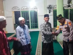 Laksanakan Cooling System Pemilu 2024, Kapolsek XIII Koto Kampar Kumandangkan Adzan di Masjid Al Furqon