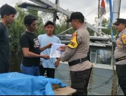 Laksanakan Cooling System, Polsek Concong Edukasi dan Sosialisasi Kamtibmas di Atas Perahu Nelayan
