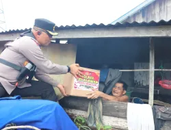 Laksanakan Cooling System Menjelang Pemilu 2024, Kapolres Pelalawan Bersama Bhayangkari Door to Door Sambangi dan Beri Bansos ke Masyarakat Terisolir Banjir