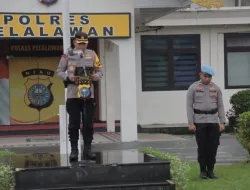 Meski Diguyur Hujan, Kapolres Pelalawan Pimpin Apel Jam Pimpinan