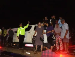 Hingga Dini Hari, Kapolres Pelalawan Evakuasi Masyarakat yang Terjebak Macet Akibat Banjir