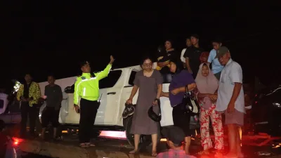 Hingga Dini Hari, Kapolres Pelalawan Evakuasi Masyarakat yang Terjebak Macet Akibat Banjir