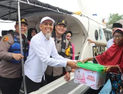 Kemas Cooling System dengan Berbagai Kegiatan, Kapolda Riau Sambangi Pelabuhan Rakyat dan Beri Bantuan Sembako