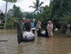 TNI Bersama Masyarakat Bantu Distribusi Sembako Untuk  Korban Banjir Kalimantan Selatan