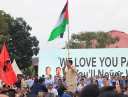 Prabowo Cium Bendera Palestina Pemberian Warga Kepri, Ajak Doa untuk Kemerdekaan Palestina