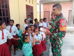 Babinsa Timika Bagikan Buku Tulis ke Siswa SD Teologi Kristen