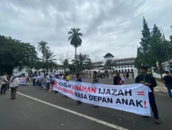 Puluhan Orang Tua Korban Penahanan Ijazah, Aksi Demonstrasi di Gedung Sate