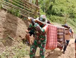 Babinsa Koramil 1404-04/Malunda Bantu Evakuasi Warga Dengan Ditandu Sejauh 10 Km