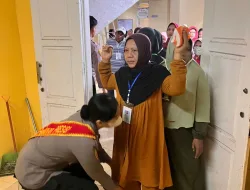 Polwan Polres Pelalawan Lakukan Pemeriksaan Secara Ketat Kepada Petugas Pelipatan Surat Suara Pemilu