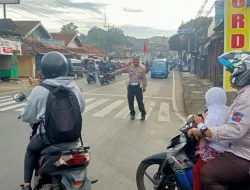 Personil Polsek Ciampea Melakukan Pengaturan Lalu Lintas dan Mengurai kemacetan Dalam Rangka Jaga Kondusifitas Wilayah dan Mengurangi Laka Lantas Sebagai Wujud Pelayanan Masyarakat