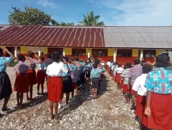 Babinsa Koramil 1710-03/Kuala Kencana Berikan Latihan PBB Kepada Siswa-Siswi SD YPPK St. Yakobus