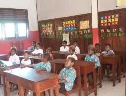 Babinsa Koramil 1710-03/Kuala Kencana Bekali Materi Wawasan Kebangsaan Kepada Siswa-Siswi SD YPPK  St. Yakobus