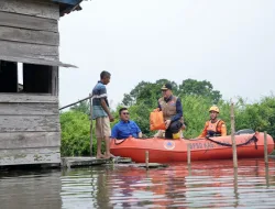 Tinjau Lokasi Banjir di Kabupaten Muba, Pj Gubernur Agus Fatoni Antar Langsung Bantuan ke Rumah Warga Gunakan Perahu Karet