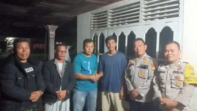 Respon Cepat Personil Polres Pelalawan Melerai Keributan Sopir Bus PMH dengan Masyarakat di Lokasi Antrian Banjir Jalan Lintas Timur