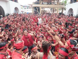 Hadir di Pontianak, Prabowo Disambut Meriah Tarian Baras Banyu dan Disematkan Topi Adat Dayak