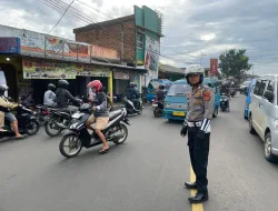 Personil Polsek Ciampea Melakukan Pengaturan Lalu Lintas dan Mengurai kemacetan Dalam rangka Jaga Kondusifitas Wilayah dan Mengurangi Laka Lantas Sebagai Wujud Pelayanan Masyarakat