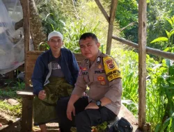 Bhabinkamtibmas Wilayah Hukum Polsek Cijeruk Polres Bogor Melaksanakan  Cek Pos Siskamling Sambang  Sekaligus Patroli Dialogis Beri Edukasi TPPO Sampaikan Pesan Kamtibmas Dalam Rangka Giat Operasi Mantab Brata Jelang Pemilu 2024 Yang Akan Datang