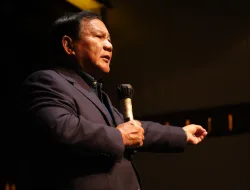 Momen Prabowo Nostalgia Nyanyi The Beatles dan Rock 60an di Acara Alumni AS Relawan Erick Thohir