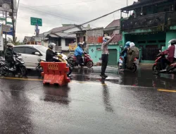 Personil Polsek Ciampea Melakukan Pengaturan Lalu Lintas dan Mengurai kemacetan Dalam rangka Jaga Kondusifitas Wilayah dan Mengurangi Laka Lantas Sebagai Wujud Pelayanan Masyarakat