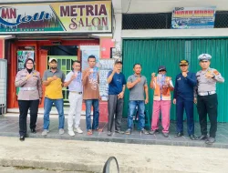Satlantas Polres Kuansing Gelar Kegiatan Pemasangan Stiker dan Brosur Gunakan Helm SNI Dalam Rangka Cooling System Pemilu Damai 2024