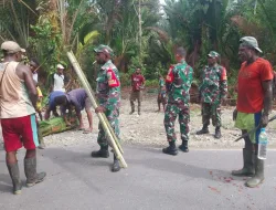 Babinsa Koramil 1710-03/Kuala Kencana Membantu Warga Binaan Untuk Kelancaran Pelaksanaan Acara Adat