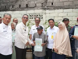 Pj Gubernur Heru Serahkan 16 Sertipikat PTSL secara Door to Door ke Warga Mampang Prapatan