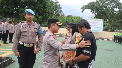 Kapolres Sukabumi Berikan Penghargaan Kepada Warga dan Bhabinkamtibmas yang Berdedikasi dalam Penanggulangan Bencana Tanah Longsor
