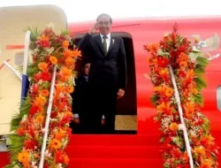 Presiden Jokowi Bersama Delegasi Terbatas Tiba di Hanoi