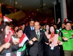 Presiden Jokowi Ikut Joget Bareng Warga Saat Disambut di Vietnam