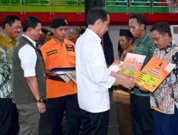 Presiden Jokowi Berikan Bantuan Stimulan dan Tekankan Arti Penting Petani Bagi Negara