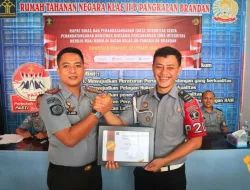 Karutan Pangkalan Brandan Agung Joni Berikan Apresiasi Bagi Dua Pegawai Teladan