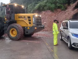Penampakan Jalur Sumbar-Riau KM 97 Tertutup Akibat Longsor