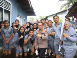 Ka Yanma Polda Riau Bersama Personil Salurkan Bantuan Sembako kepada Korban Banjir di Pekanbaru