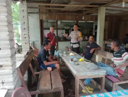 Sambil Ngopi Bareng Warga, Bhabinkamtibmas Teluk Pulau Ajak Warga Sukseskan Pemilu 2024